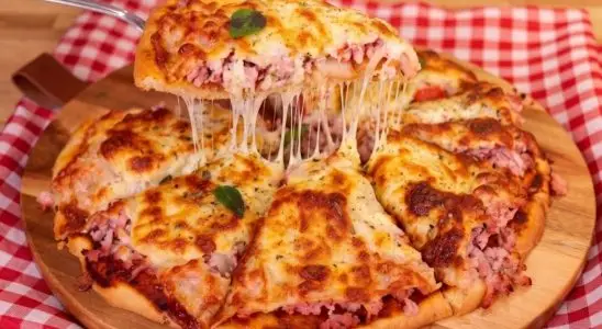 Pizza de massa mole, que é rápida, deliciosa e sem bagunça, porque você não precisa sovar 1 Pizza de massa mole