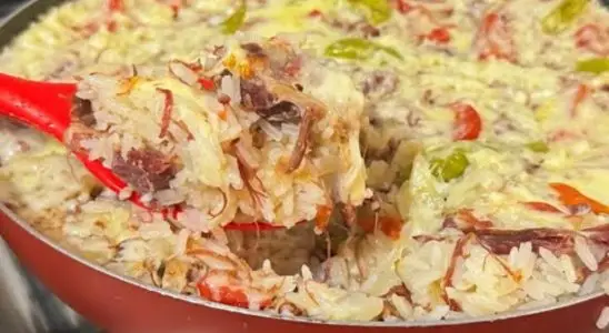 Arroz com carne seca bem temperado e saboroso feito como uma refeição completa de uma panela só 3 Arroz com carne seca