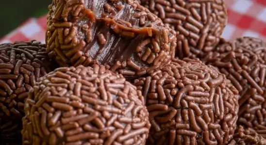 Brigadeiro de festa tradicional e macio, feito com aquele ponto perfeito que todo mundo ama 4 Brigadeiro de festa