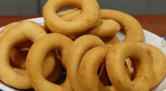 Biscoito de polvilho doce frito, bem sequinho e fofinho, para acompanhar o seu café fresquinho 1 Biscoito de polvilho doce
