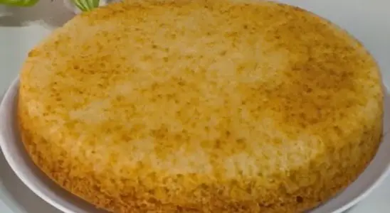Bolo de baunilha simples e fofinho, com uma massa muito leve e cheirosa que todos vão amar 1 Bolo de baunilha