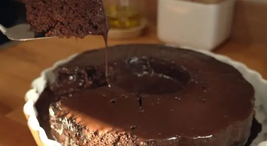 Bolo de chocolate fácil e rápido, que fica extremamente fofinho e com um sabor incrível 1 Bolo de chocolate