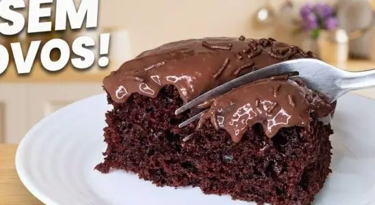 Bolo de chocolate sem ovo que fica fofo e úmido, feito à mão sem batedeira e sem liquidificador 4 Bolo de chocolate sem ovo