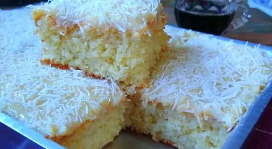 Bolo de tapioca com coco super fofinho, uma opção maravilhosa e muito econômica para a hora do café 1 Bolo de tapioca