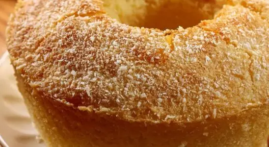 Bolo moça de coco muito suculento que não leva farinha e fica tão cremoso que desmancha na boca 2 Bolo moça de coco