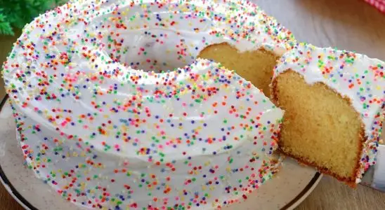 Bolo de festa simples muito fofinho e molhadinho, com aquele gostinho de infância 1 Bolo de festa simples