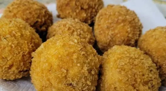 Bomba de frango salgada muito crocante por fora e com um recheio extremamente suculento 4 Bomba de frango salgada