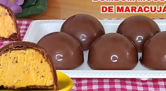 Bombom mousse de maracujá que combina o azedinho da fruta com a cremosidade do chocolate 1 Bombom mousse de maracujá
