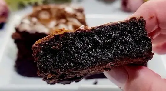 Brownie perfeito e bem úmido, com aquela casquinha craquelada irresistível por fora 4 Brownie