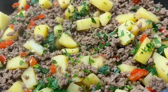 Carne moída com batatas suculenta e muito temperada, para você preparar de forma fácil e rápida 3 Carne moída com batatas