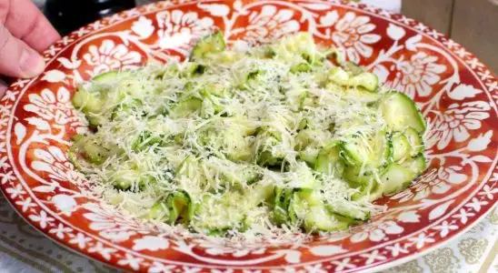 Carpaccio de abobrinha fino, leve e temperado, com um molho refrescante de azeite e ervas 4 Carpaccio de abobrinha