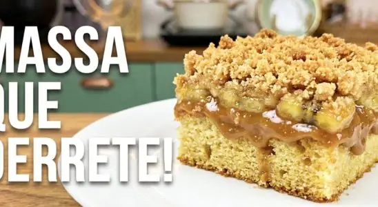 Cuca de banana com doce de leite, que tem uma massa fofinha e uma farofa muito crocante 4 Cuca de banana com doce de leite