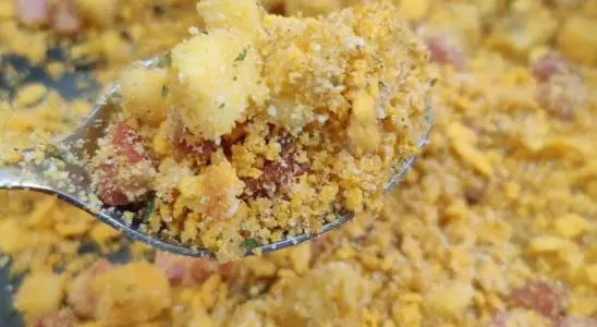 Farofa de abacaxi com bacon molhadinha e crocante, que mistura sabores de um jeito incrível 3 Farofa de abacaxi