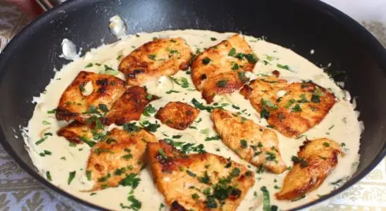 Frango com molho de queijo bem derretido, que fica pronto rapidamente, perfeito para um dia corrido 3 Frango com molho de queijo
