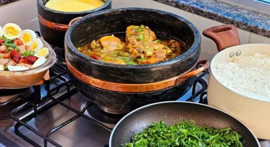 Frango com quiabo delicioso e tradicional que acompanha um angu quentinho e muito saboroso 2 Frango com quiabo