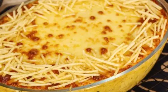 Fricassê de frango cremoso clássico, com bastante milho e queijo derretido por cima 3 Fricassê de frango cremoso