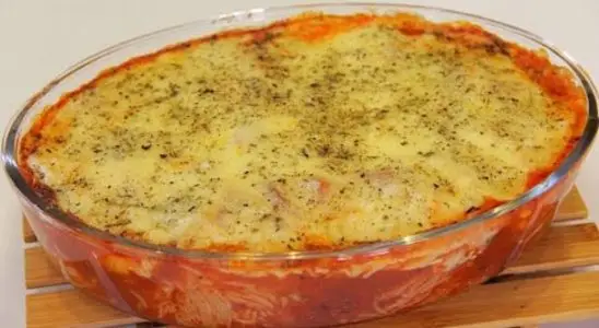 Macarrão de forno com ninho recheado de carne moída e molho, para um almoço completo de domingo 2 Macarrão de forno