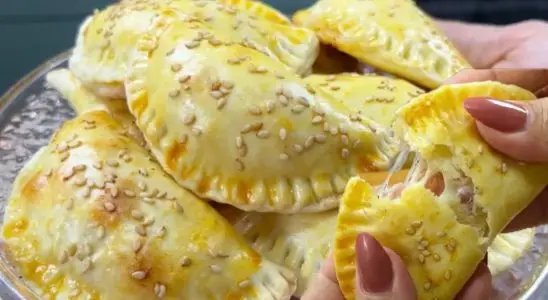 Pastel assado de 2 ingredientes na massa, fácil de fazer e muito levinho, para rechear como desejar 4 Pastel assado de 2 ingredientes