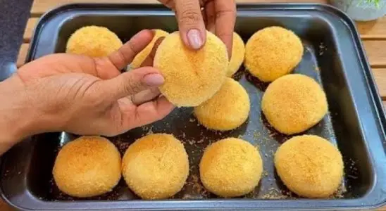 Pão de queijo com flocão de milho, que fica crocante por fora e muito macio por dentro 3 Pão de queijo com flocão