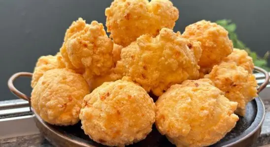 Pão de queijo frito que não estoura na panela e fica bem crocante por fora e puxento por dentro 2 Pão de queijo frito