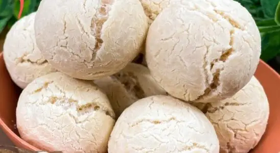 Pão de queijo com massa de mandioca feito sem leite, uma opção saudável e muito crocante 4 Pão de queijo com massa de mandioca