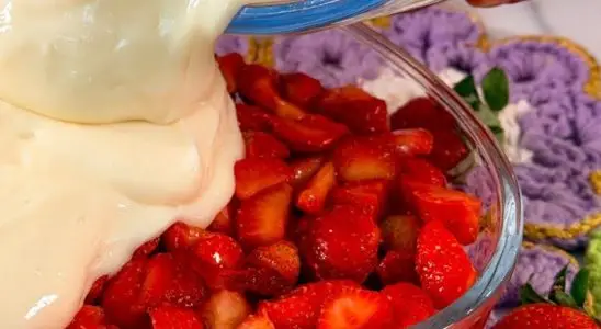 Pavê de morango irresistível com um creme quatro leites, perfeito e muito cremoso 3 Pavê de morango