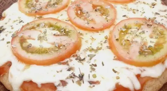 Pizza sem glúten feita com praticidade na frigideira para um lanche rápido e delicioso 4 Pizza sem glúten
