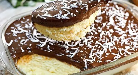 Prestígio de travessa muito cremoso com coco natural, que rende bastante e é econômico 4 Prestígio de travessa
