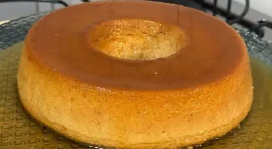 Pudim de banana super cremoso e fácil de fazer, que acompanha uma calda de caramelo incrível 2 Pudim de banana
