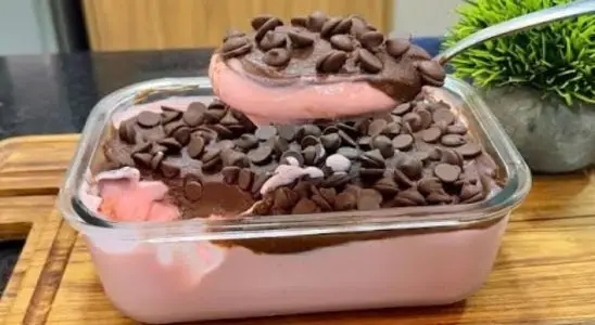 Sobremesa sensação muito barata e refrescante com uma combinação perfeita de morango e chocolate 3 Sobremesa sensação