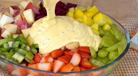 Salada de frutas feita de um jeito diferente que vai te surpreender com tanta cremosidade e frescor 1 Salada de frutas