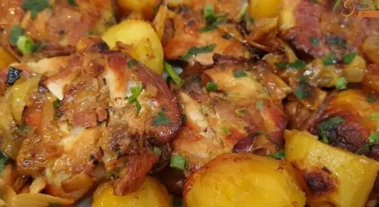 Sobrecoxa assada no forno com batatas bem douradinhas e suculentas, que todos vão amar 3 Sobrecoxa assada no forno