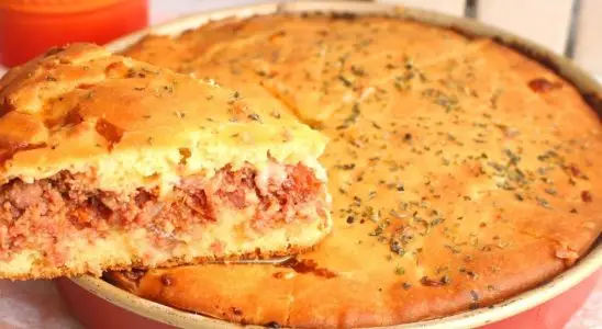 Torta de calabresa com queijo derretido feita com uma massa fofinha de liquidificador, uma delícia 1 Torta de calabresa com queijo