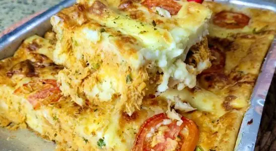 Torta de frango cremosa, que fica leve e com um recheio bem úmido, um sucesso em sua mesa 4 Torta de frango cremosa