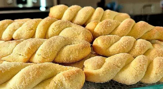 Biscoitinho açucarado em formato de torcidinho que desmancha na boca, para servir com um café 3 Biscoitinho açucarado