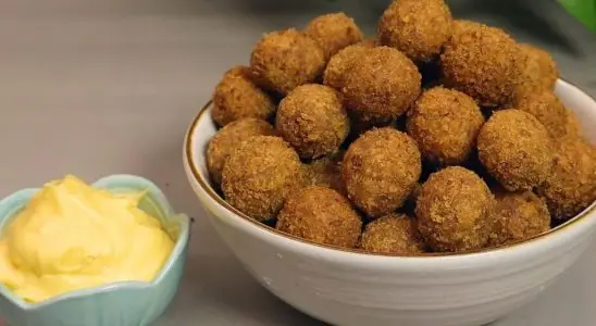 Bolinho de calabresa muito saboroso que fica crocante por fora, rende bastante e todos amam 1 Bolinho de calabresa