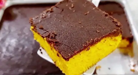Bolo de cenoura com cobertura de chocolate bem sequinha e uma massa super fofinha 1 Bolo de cenoura com cobertura