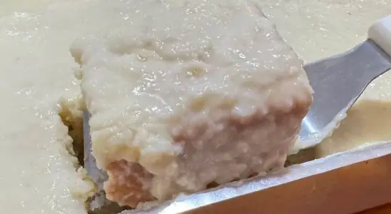Bolo de coco gelado bem molhadinho com calda de leite de coco, para fazer a alegria de todos 2 Bolo de coco gelado