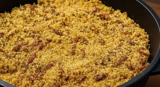 Farofa com bacon e cebola bem douradinha e muito úmida, um acompanhamento perfeito 1 Farofa com bacon e cebola