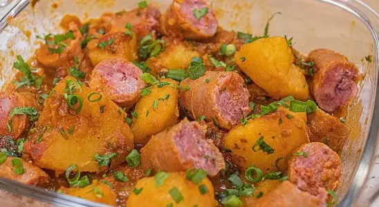 Linguiça com batata bem douradinha, saborosa e temperada no forno, perfeita para um dia corrido 3 Linguiça com batata