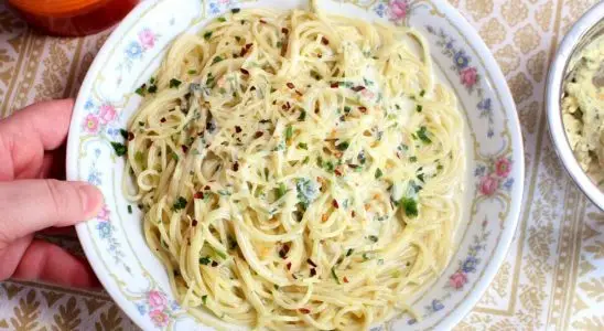 Macarrão alho e óleo cremoso feito na frigideira com um toque especial para ficar super suculento 4 Macarrão alho e óleo cremoso