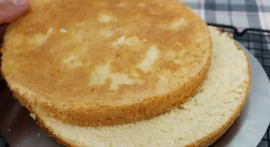 Massa de bolo de aniversário fofinha feita com praticidade e rapidez para receber o seu recheio preferido 3 Massa de bolo de aniversário