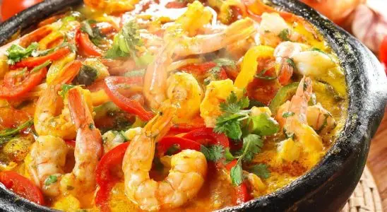 Moqueca de peixe com camarão bem suculenta e cozida com aquele caldinho de coco sensacional 1 Moqueca de peixe
