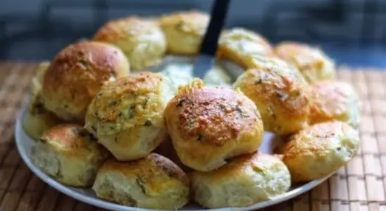Pão de alho caseiro feito com um creme especial e muito queijo derretido, para assar e receber muitos elogios 2 Pão de alho caseiro