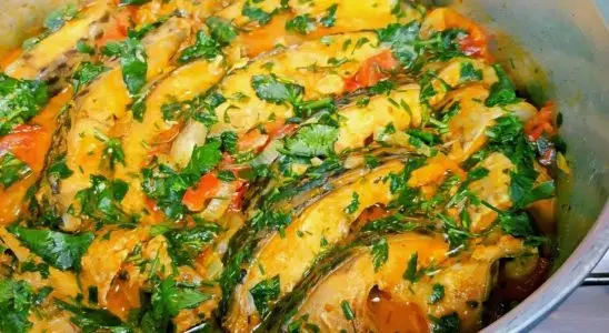 Peixe ao molho simples, feito com um truque especial para ficar muito suculento e saboroso 1 Peixe ao molho
