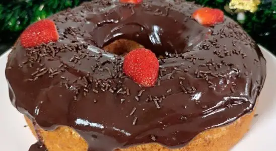 Bolo de iogurte macio, simples, rápido e muito prático, perfeito para servir com um café 3 Bolo de iogurte