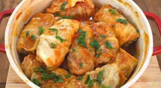 Charuto de repolho recheado com carne moída bem temperada e cozido ao molho de tomate 1 Charuto de repolho