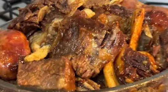 Costela assada na panela de pressão com linguiça, feita de um jeito prático para derreter na boca 2 Costela assada na panela de pressão