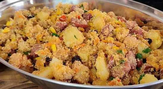 Farofa de abacaxi com um toque agridoce incrível e bem úmido, que será um sucesso em sua mesa 2 Farofa de abacaxi