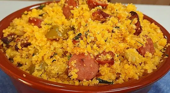 Farofa de cuscuz super úmida e temperada com bacon e linguiça, um acompanhamento delicioso 4 Farofa de cuscuz